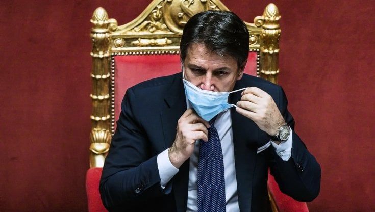 Dpcm, Conte ha firmato. Nelle zone rosse vietata anche la mobilità interna. No delle Regioni: "Noi esautorati" 