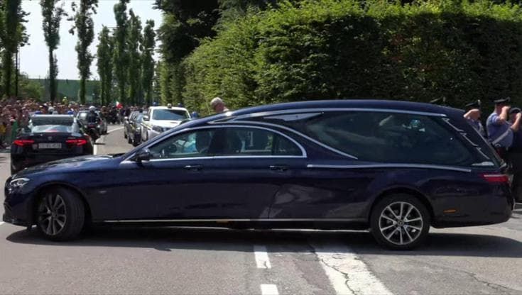 Funerali Silvio Berlusconi, il feretro esce da Villa San Martino tra gli applausi