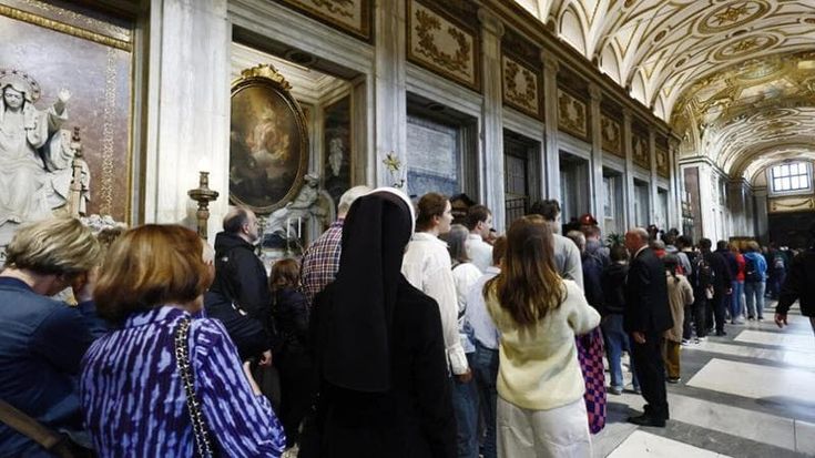 Il popolo di Francesco in fila sulla tomba “L’erede sia italiano”