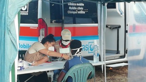 Coronavirus Siracusa, l'unità mobile di Intersos assiste i migranti 