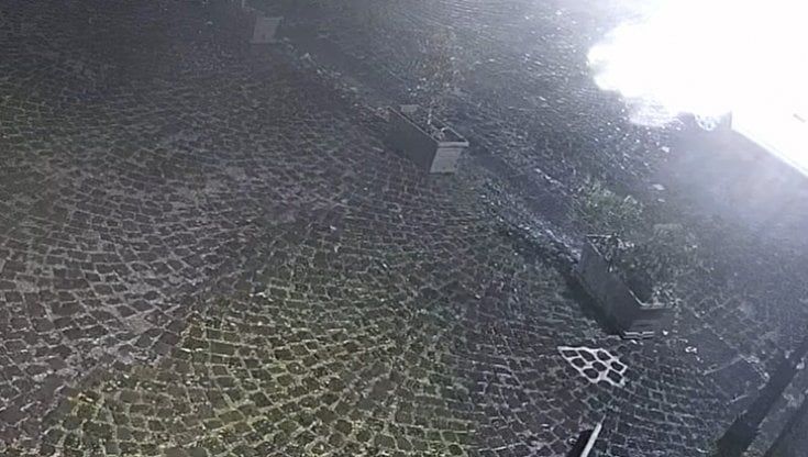 Cava de' Tirreni, rubano pianta sul sagrato della chiesa e il parroco post video sui social