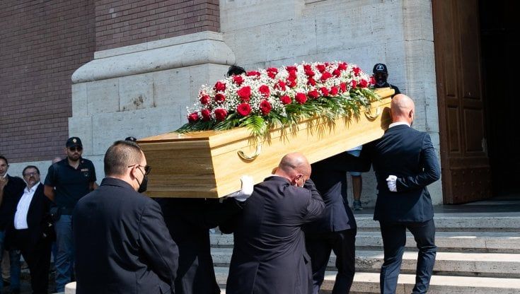 I funerali del linguista Serianni a Ostia. La nipote Elena: "È stato un maestro di vita e lo rimarrà per sempre"