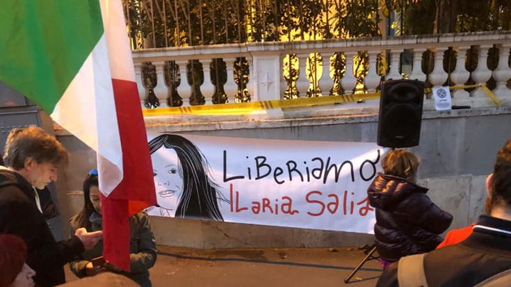Ilaria Salis, deputati e associazioni in piazza a Roma: “Serve intervento del governo per riportarla in Italia”