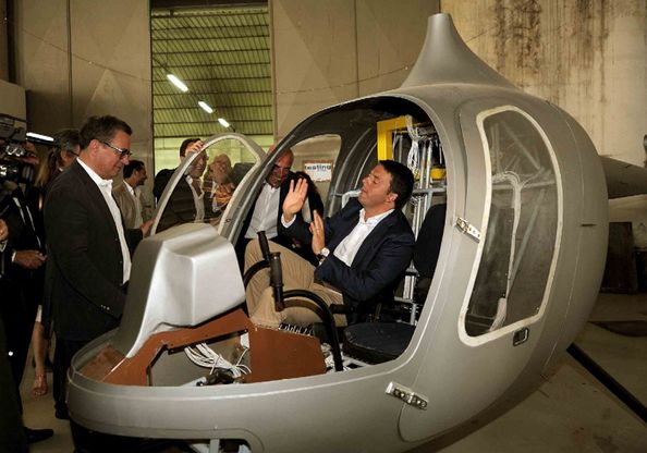 Renzi a Ponticelli "guida" il taxi dei cieli