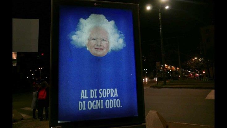 Il Banksy di Torino con Liliana Segre contro il cyberbullismo