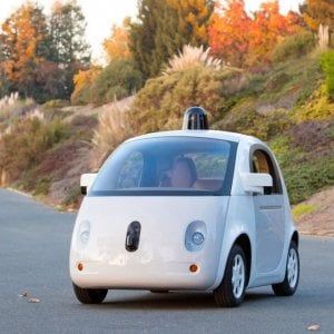 La Google Car accelera, presto sarà una società autonoma