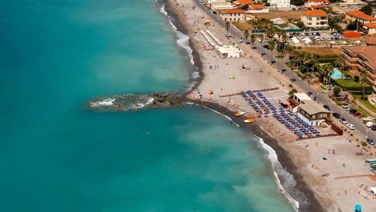 Il sindaco di Vallecrosia contro l’algoritmo che fa fuggire i turisti: “Cambiamo nome al Comune”
