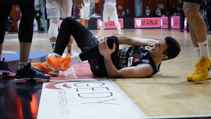 Basket, la Giba contro gli adesivi killer: "Rimpiazzarli o migliorarne la qualità"