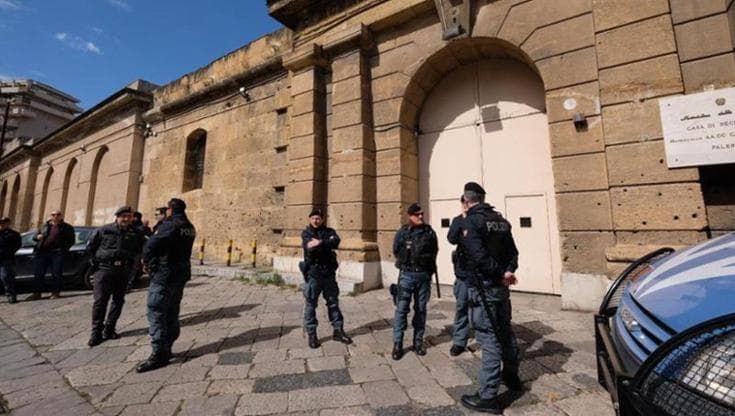 Palermo, un detenuto si scaglia contro gli agenti all’Ucciardone: scoppia la rissa, dieci feriti