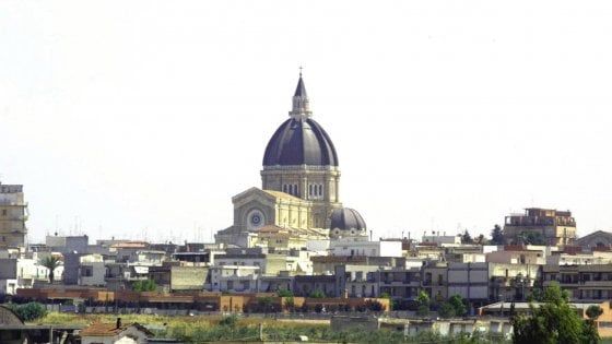 Cerignola, il parroco della cattedrale rapinato mentre entra in canonica: prese anche le chiavi della chiesa 