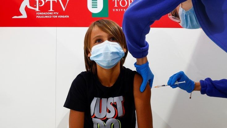 Vaccino direttamente a scuola, tre licei di Torino hanno già aderito