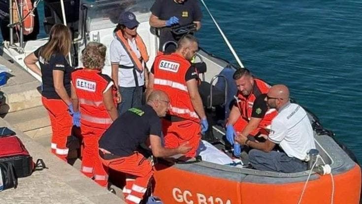 Salento, malore fatale in mare: turista tedesco 46enne muore in spiaggia davanti a moglie e figli