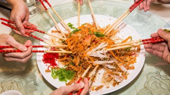 Benvenuti nell'anno del Cane: al via i festeggiamenti (a tavola) per il Capodanno cinese