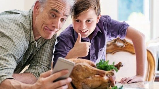 Se il nonno non prende la medicina, ci pensa il nipote