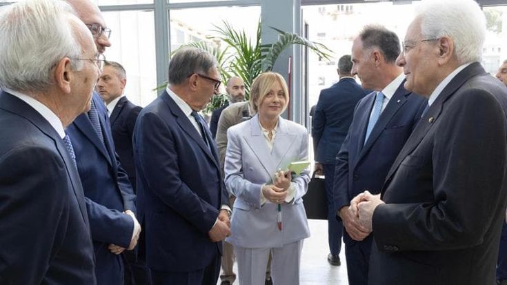 Meloni a Confindustria: “Ue faccia meno e meglio”. Schlein: “Dimentica che ci va lei da 4 anni”