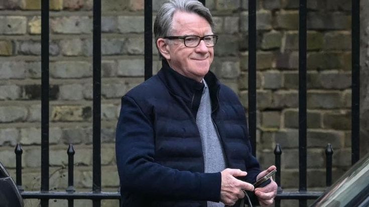 Londra, arrestato Mandelson: l’ex ministro che passava i segreti di Stato a Epstein