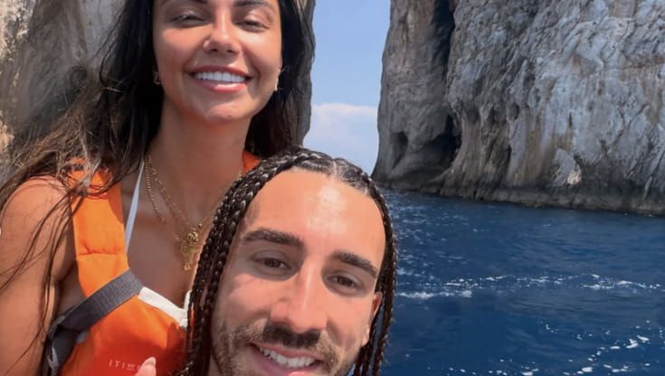 Cucurella, vacanza Mundial: il campione spagnolo con la moglie Claudia tra Ischia e Capri