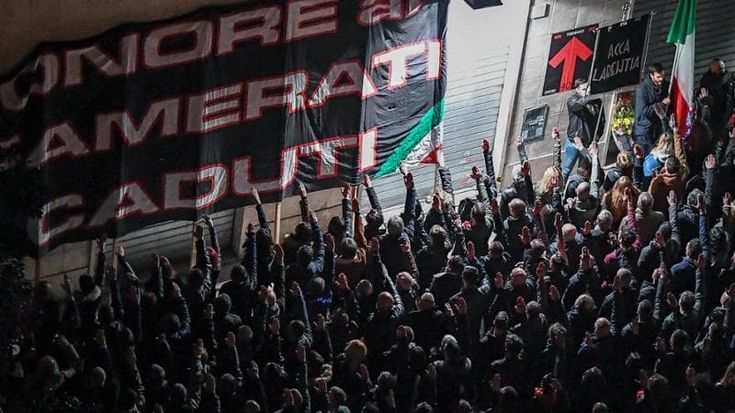 Acca Larentia, il saluto romano non è reato: “Nessun rischio di ricostituzione del partito fascista”