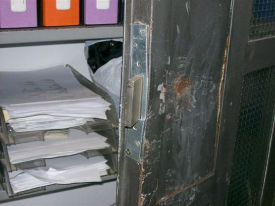 Porte scassinate e ciotole buttate all'aria, ecco il raid contro il canile