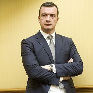Casalino al giornalista del Foglio: "Ora che chiude, cosa fai?". E scoppia il caso politico