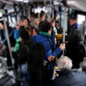 Milano, molestava una minorenne sul bus: 23enne arrestato grazie all’autista