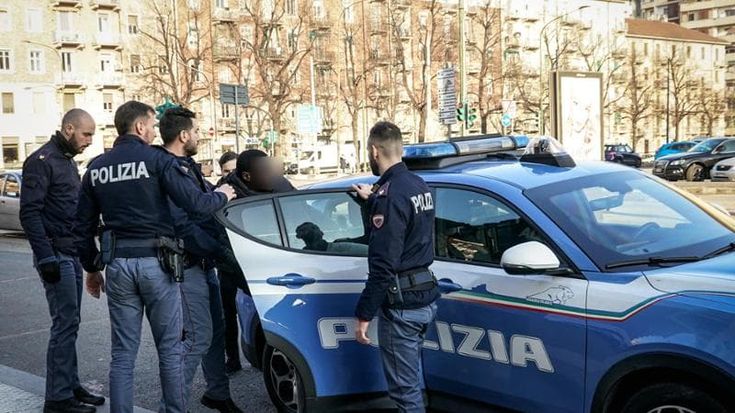 Con la polizia nel blitz in piazza Bengasi: un pomeriggio senza droga ma poi lo spaccio ricomincia