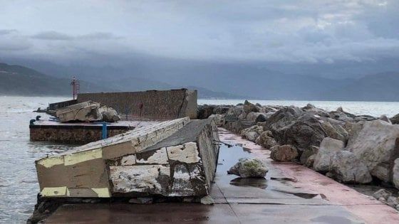 Maltempo, la mareggiata abbatte il muro del porto a Scario 