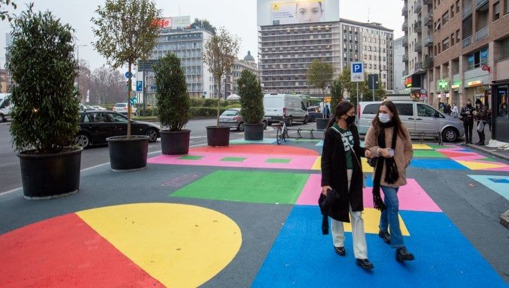 Piazzale Loreto cambia colore: il grigio asfalto lascia posto all'urbanistica tattica per proteggere la ciclabile