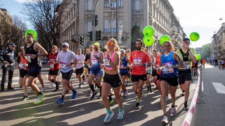 Runner e famiglie, tra Milano Marathon e dog run la città è di chi corre