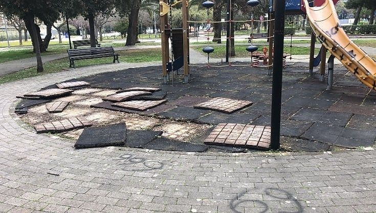 Bari, nel degrado il giardino Satalino a Poggiofranco: area giochi insicura e bagni abbandonati 