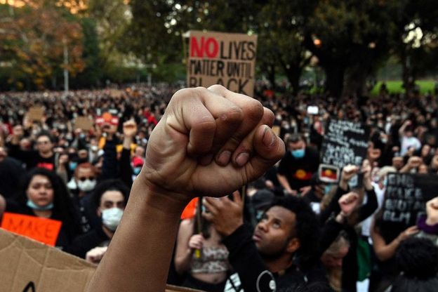 Morte Floyd, la solidarietà del mondo: migliaia in corteo dall'Australia al Giappone