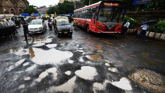 India, allarme buche stradali: "Più morti che per il terrorismo"