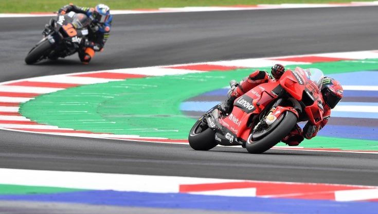 MotoGp, festa Ducati a Misano: Bagnaia in pole davanti a Miller, in prima fila anche Marini