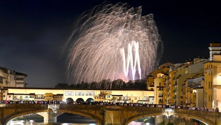 Firenze, Gigli e salice piangente tra i fuochi di San Giovanni