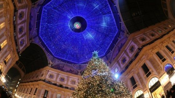 Panettoni e luci, ma non solo: i tanti alberi del Natale a Milano