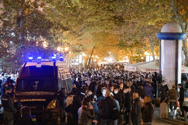Napoli, manifestazione al Vomero contro le chiusure