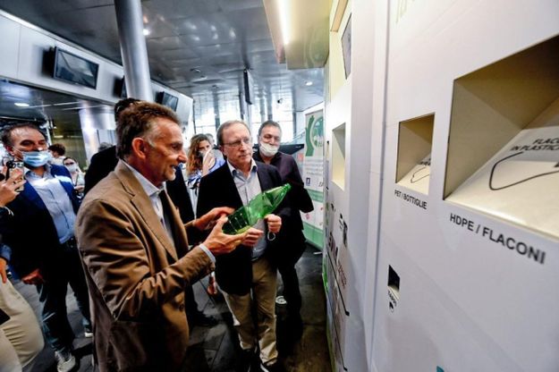 Montesanto, più di 200mila bottiglie riciclate dall'ecocompattatore Eav