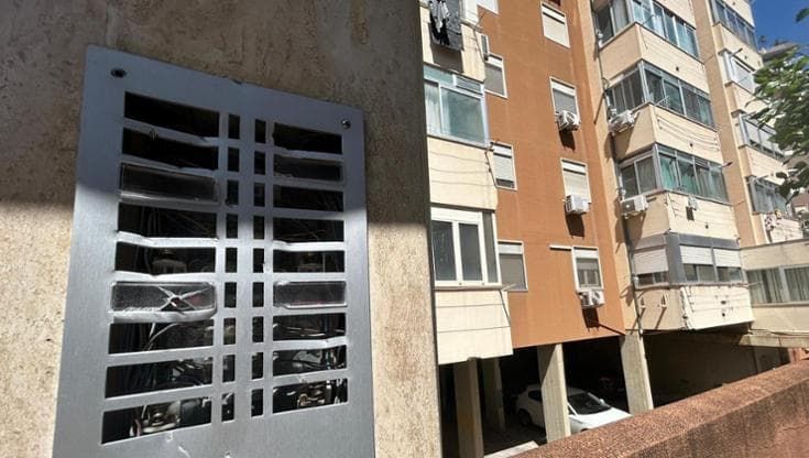 Danneggia auto e citofoni e si barrica in casa a Palermo