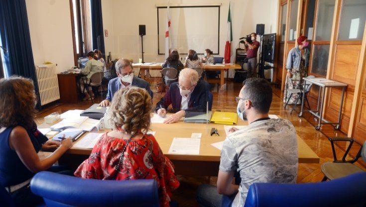 Regionali Calabria, 4 candidati presidente, 22 liste: tanti i "parenti" e qualche clamorosa esclusione   