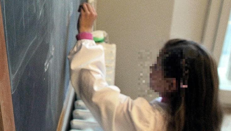 Picchiava la figlia e le metteva asciugamano in bocca per non far sentire pianti ai vicini: indagata