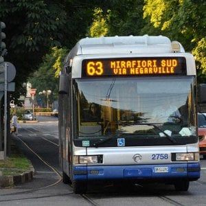 Insultò una ragazzina di colore sul bus, a giudizio per odio razziale