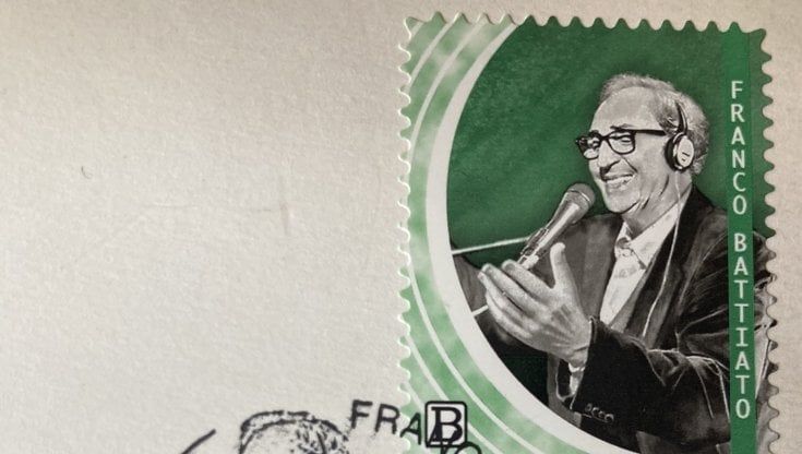 Presentato a Milo il francobollo di Franco Battiato, tutti in fila per l'annullo filatelico