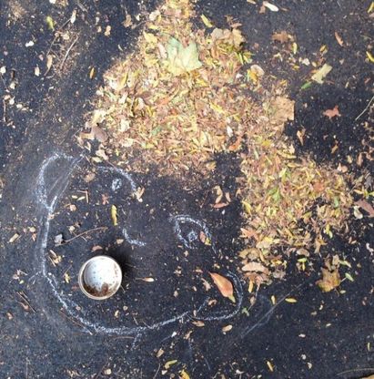 "Mangiare in strada non &egrave; divertente": la campagna a colpi di gessetto