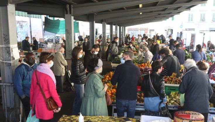 Tutto chiuso a Pasqua e Pasquetta, lunghe code per fare la spesa. "Sembra di essere tornati al lockdown"