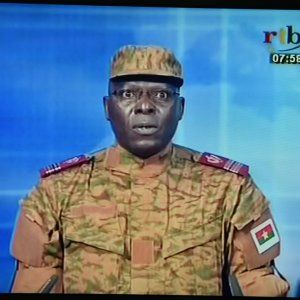 Burkina Faso, militari in tv: "Il governo è dissolto". Spari nelle piazze, almeno dieci morti e 60 feriti