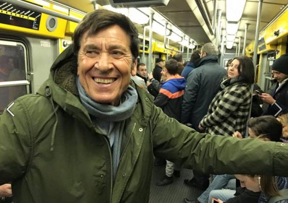 Gianni Morandi a Napoli: "Che bella la metro"