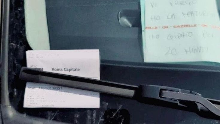 "Scusate per il parcheggio, ho la maturità”. Il biglietto dello studente in ritardo