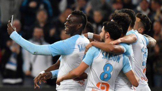 Francia, Marsiglia: l'ultima di Balotelli, segna ed esulta in diretta Instagram