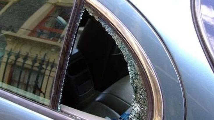 Danni alle auto parcheggiate, un fenomeno in crescita. E c’entrano anche i vandali. Ecco i numeri