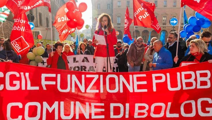 I comunali in corteo: “Stipendi più alti”. Lepore: “Coi soldi dei bolognesi, il governo taglia”